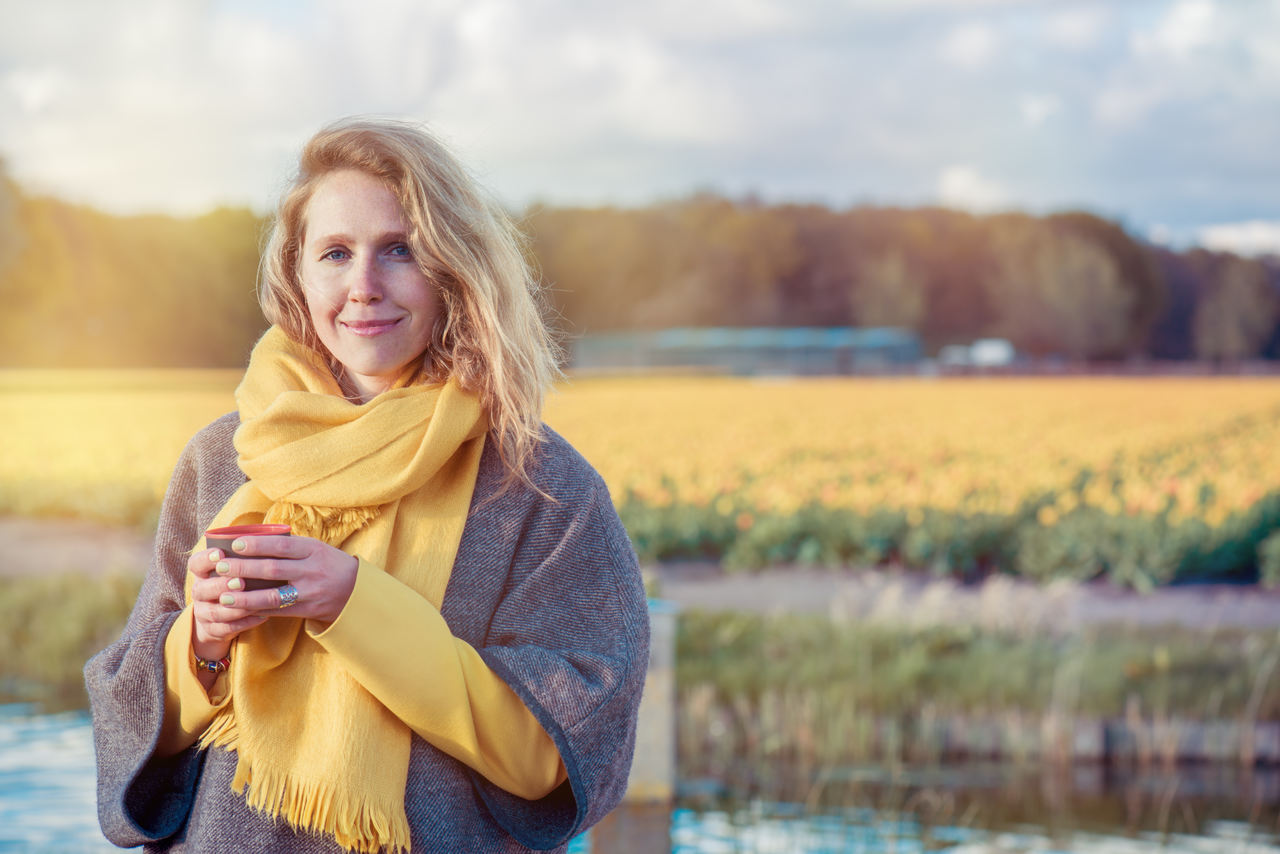 Vrouw in tulpenveld